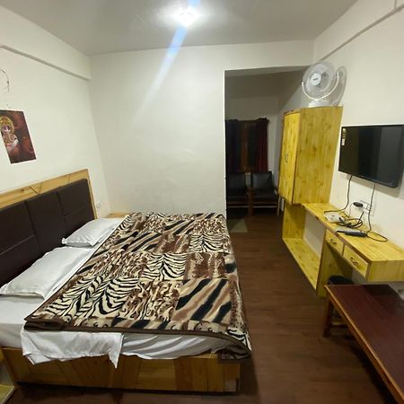 The Prasher Lodge Mall Road Manali Buitenkant foto