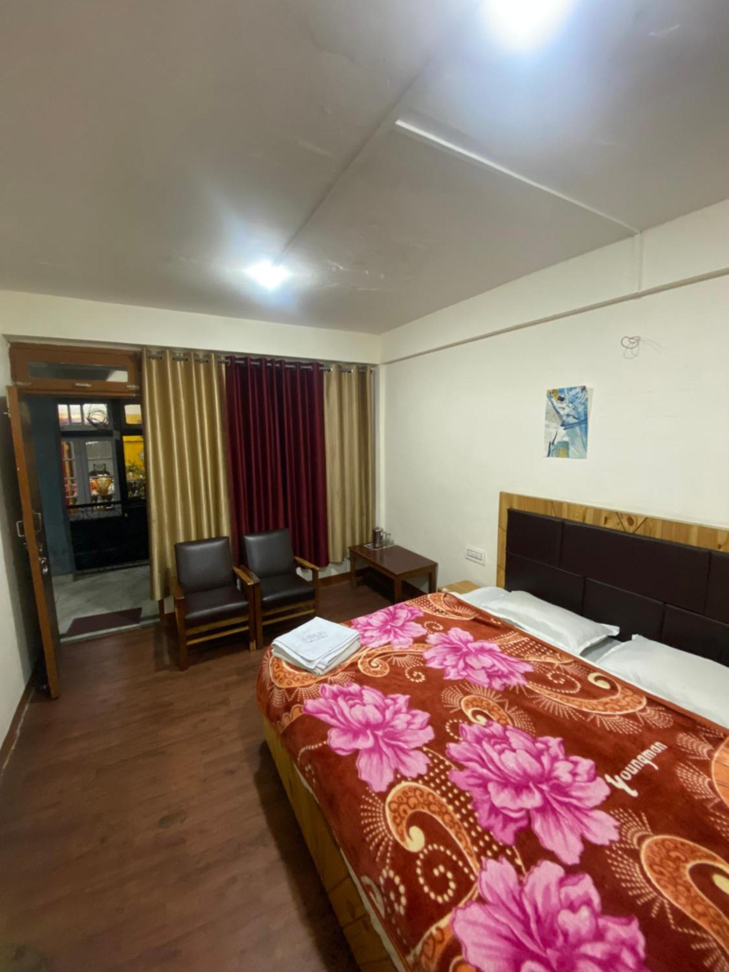 The Prasher Lodge Mall Road Manali Buitenkant foto