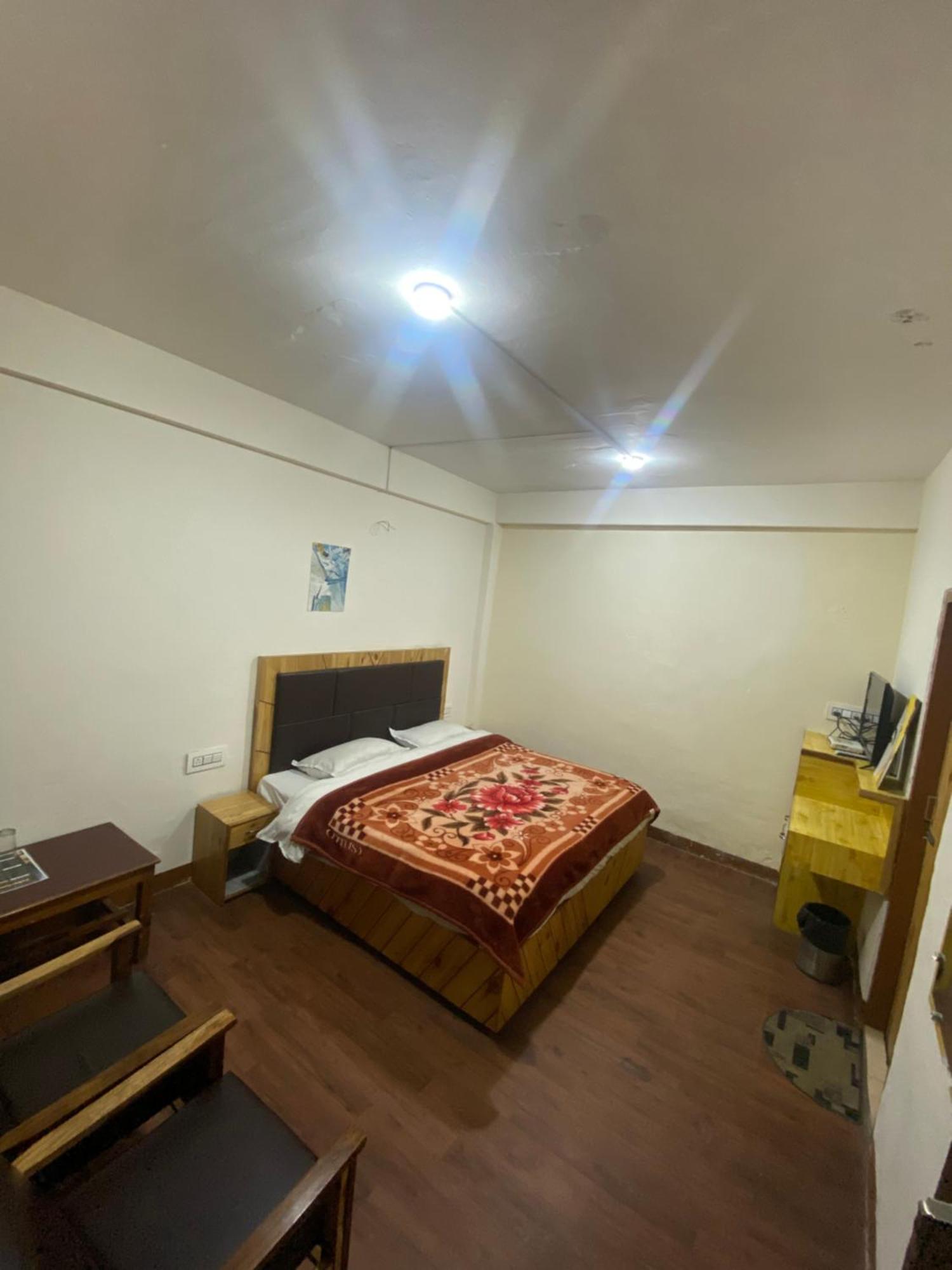 The Prasher Lodge Mall Road Manali Buitenkant foto