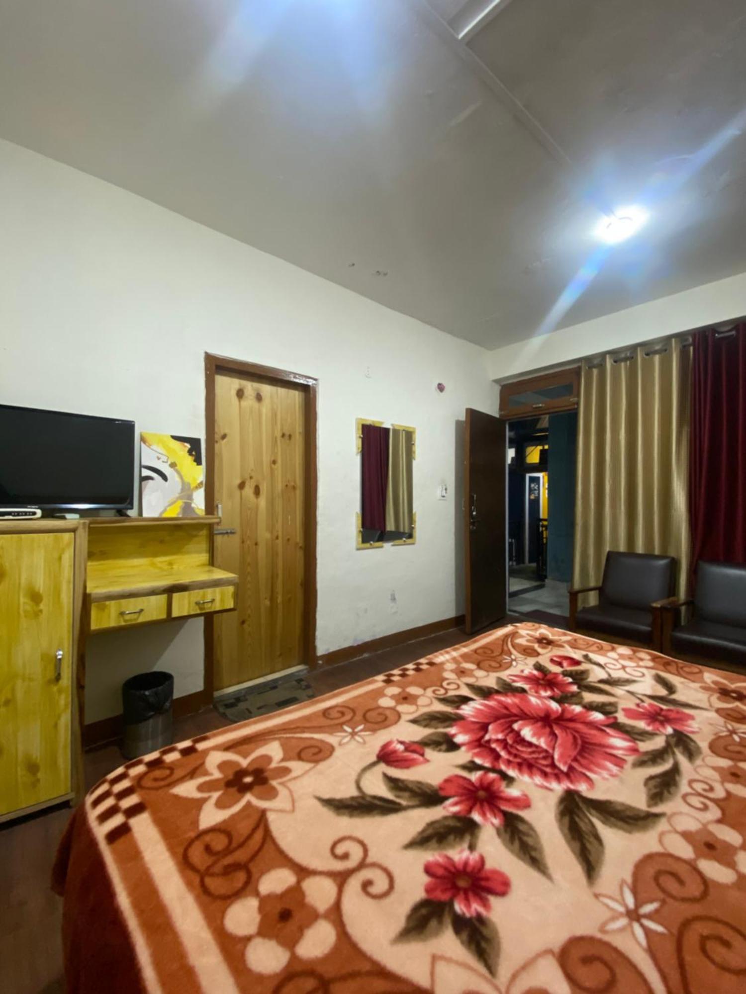The Prasher Lodge Mall Road Manali Buitenkant foto