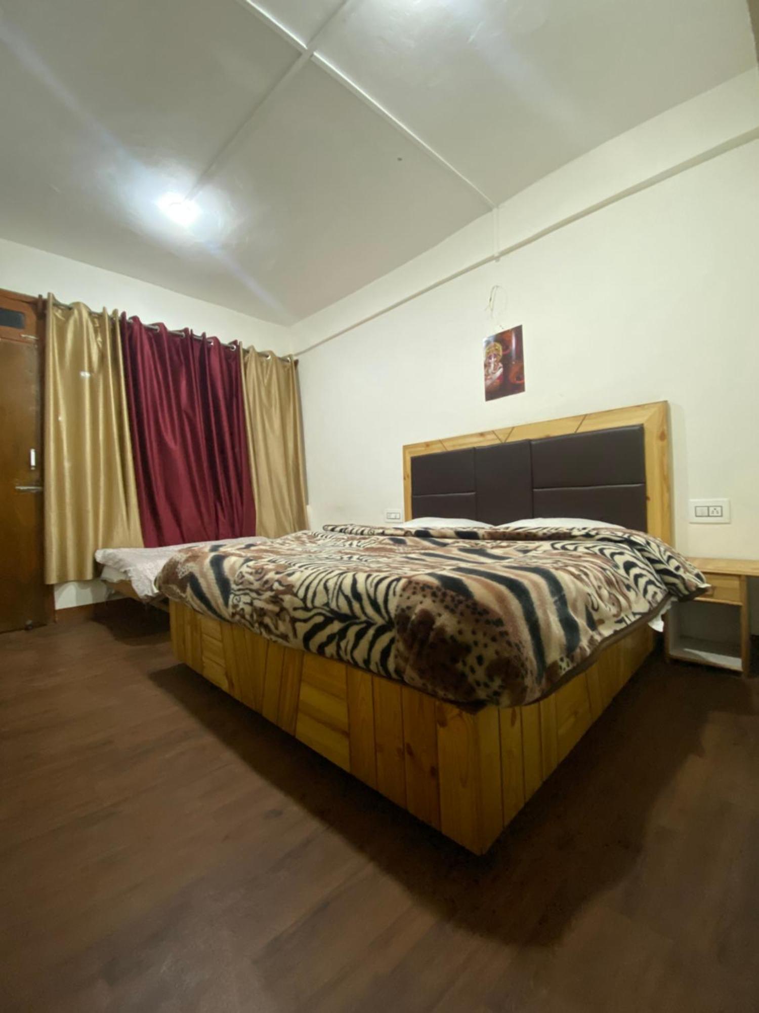 The Prasher Lodge Mall Road Manali Buitenkant foto