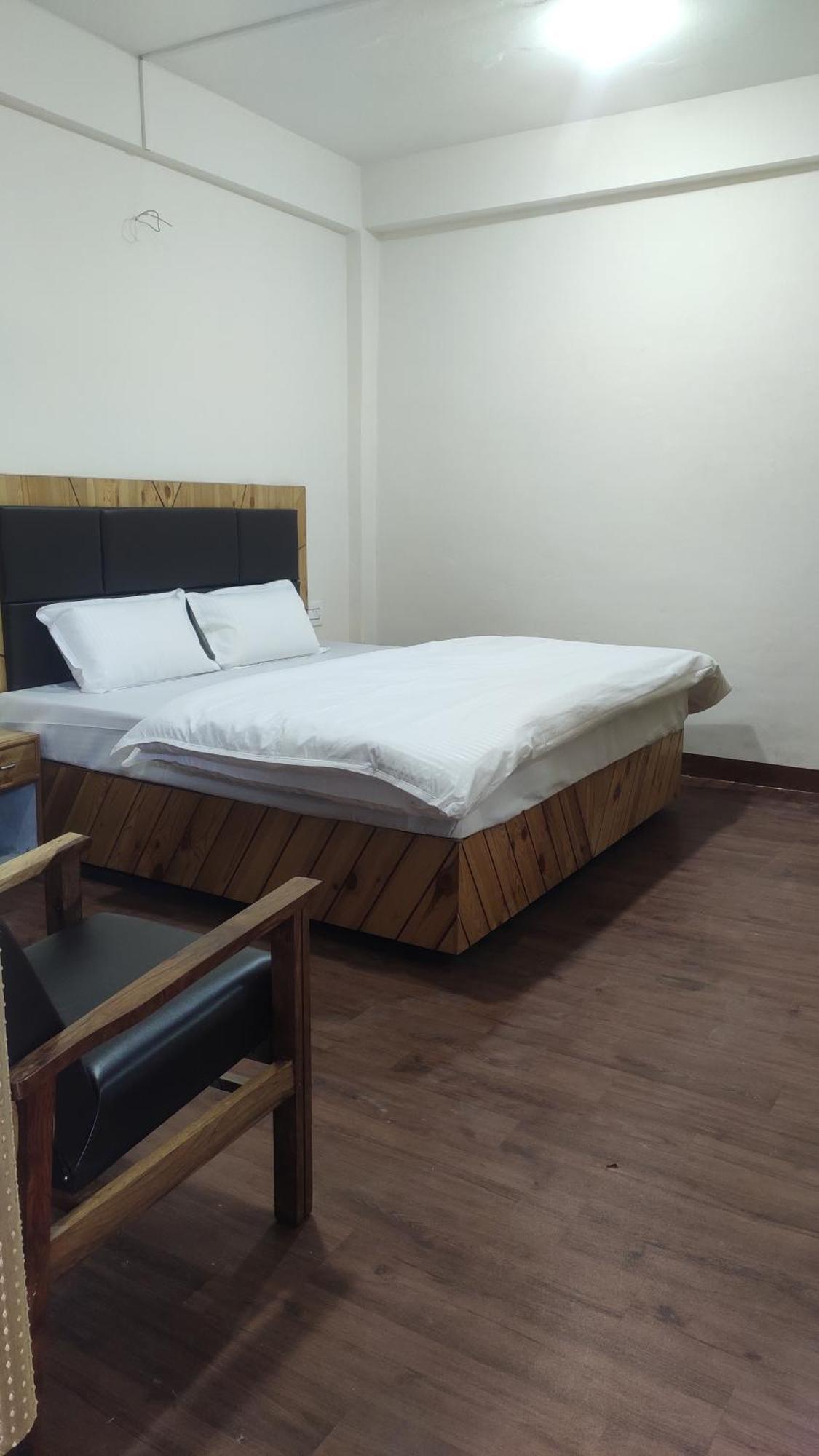 The Prasher Lodge Mall Road Manali Buitenkant foto
